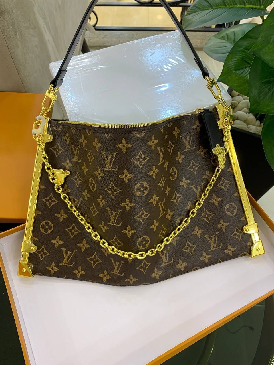 Lv hand bag - mr