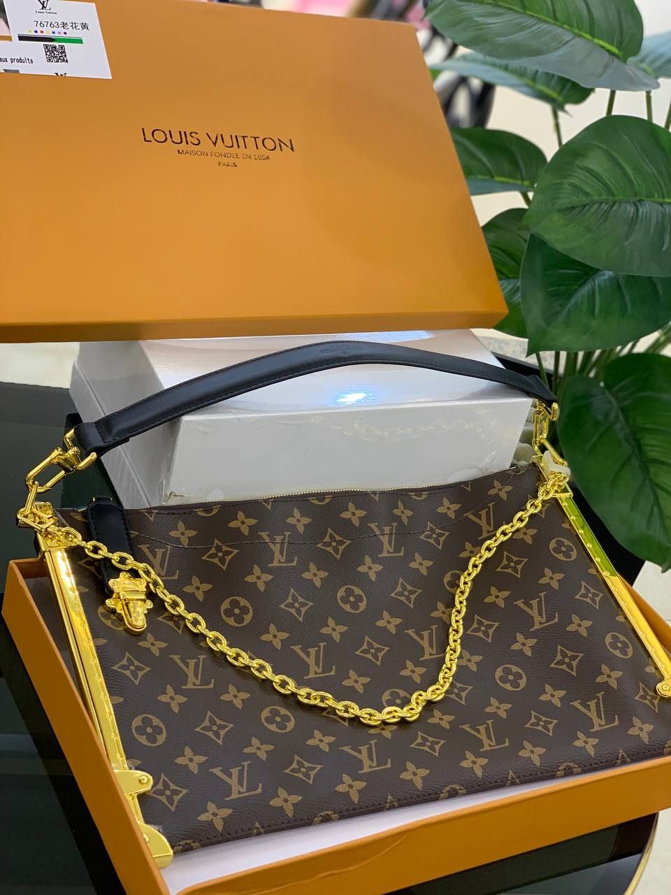 Lv hand bag - mr