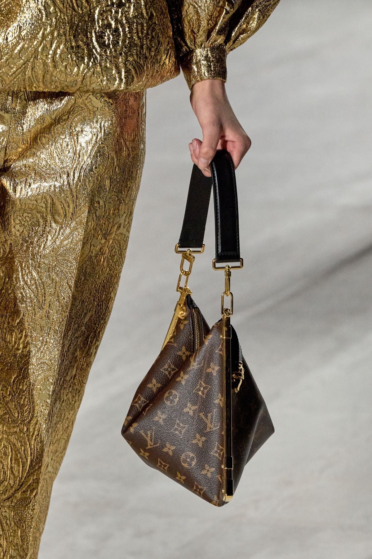 Lv hand bag - mr